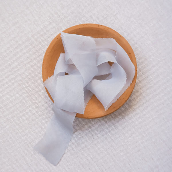 Seidenband Hochzeitseinladungen: Detailaufahme Seidenband in kleiner Schale