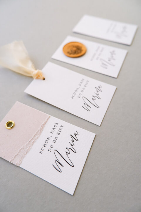 Moderne Namenskärtchen mit besonderen Details farbgold