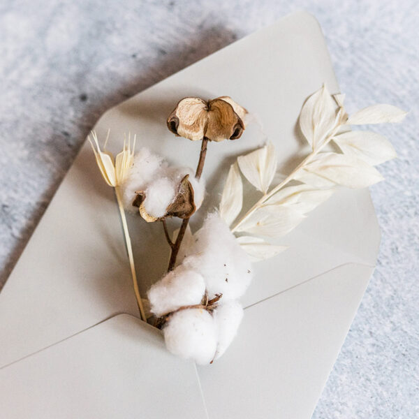 Detailfoto Briefumschlag mit dekorativen Trockenblumen