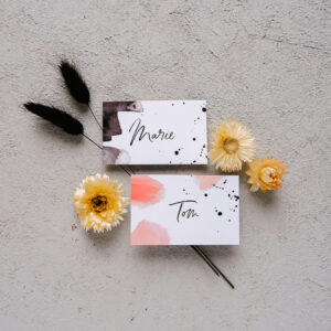 Aufsicht Namenskarten mit Trockenblumen